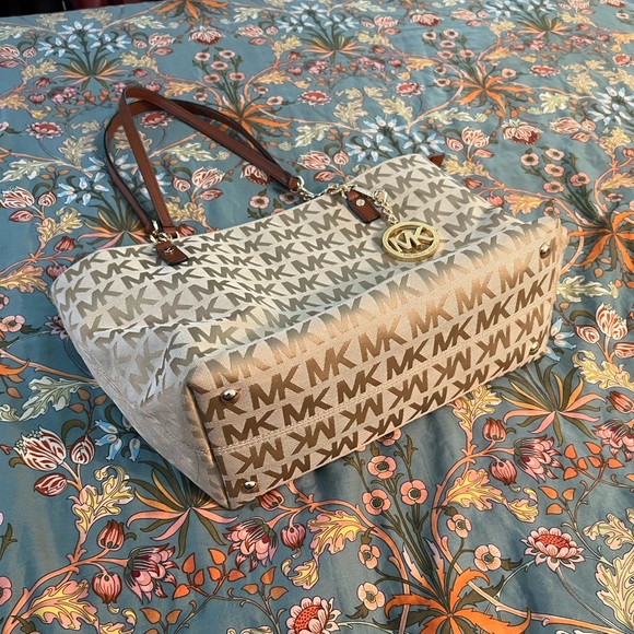 Michael Kors Jet Setter Purse - Picture 3 of 14